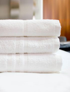 asciugamani-bianchi-hotel