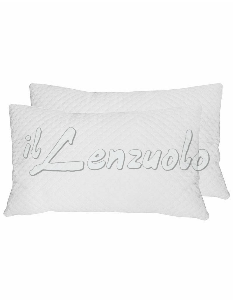 Coppia federe Ferrari bianco con cerniera tessuto rigato cuscini letto matrimoniale guanciali copricuscino traspirante 52x82 cm Coppia federe Ferrari bianco con cerniera tessuto rigato cuscini letto matrimoniale guanciali copricuscino traspirante 52x82 cm