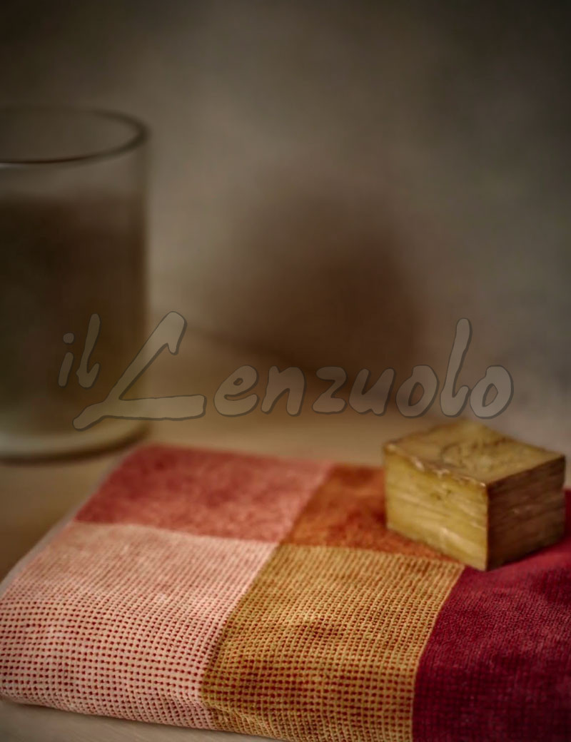 asciugamani-fazzini-cromatismi-rosso-dettaglio-amb
